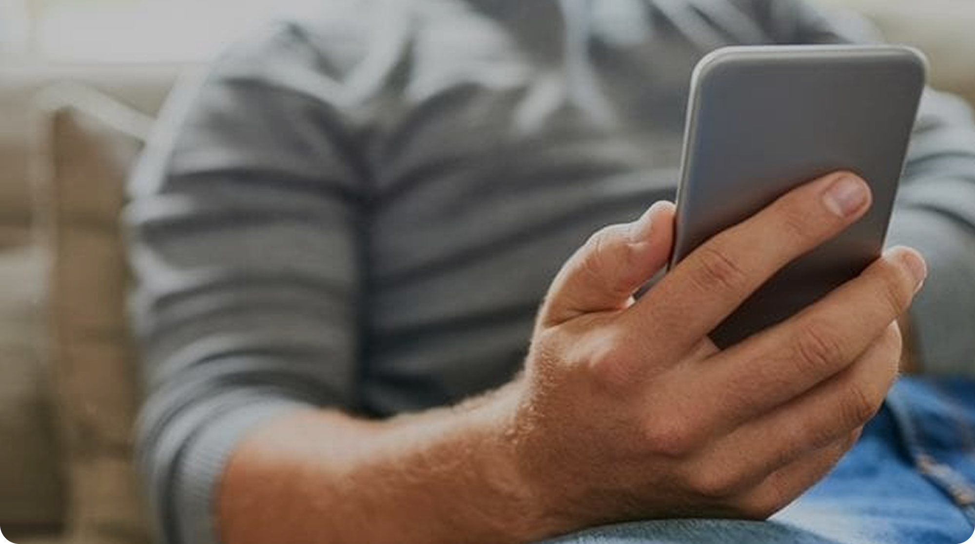 hombre revisando el celular