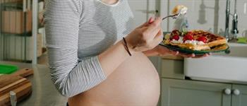 Mujer embarazada comiendo