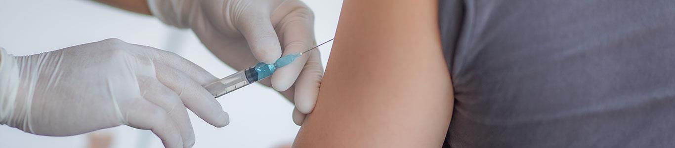 Vacunas ministeriales escolares deben aplicarse en centros de salud