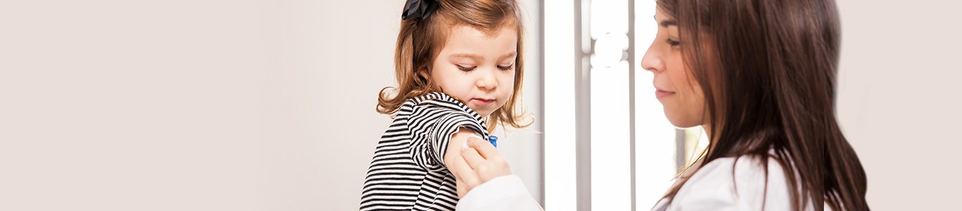 ClinicaAlemana_Articulo_Vacunas_Epoca_Covid Doctora vacunando a niña pequeña en el brazo