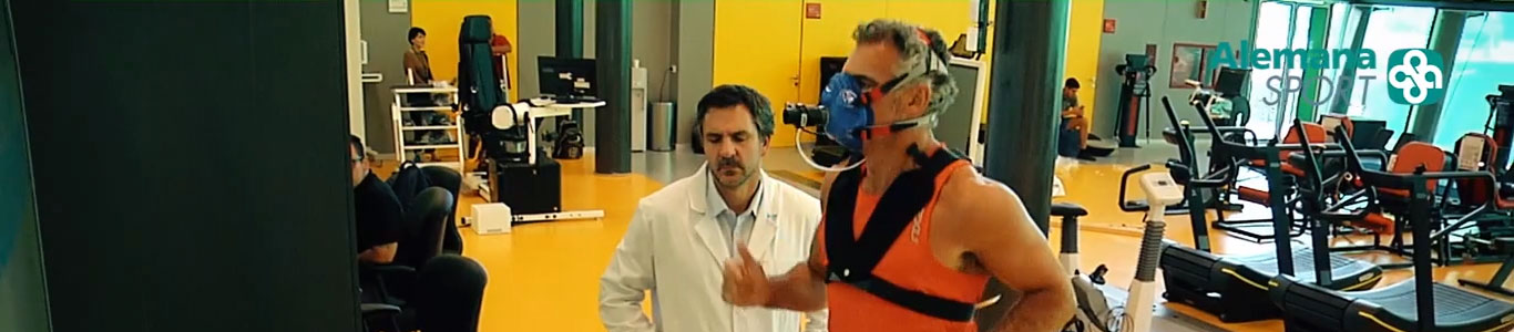 ClinicaAlemana_Noticia_AlemanaSport_VO2_max Hombre adulto realizando test de VO2 Max siendo acompañado por un doctor