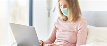 ClinicaAlemana_Noticia_Cuidados_Paciente_Enfermo_Hogar_Covid19_Coronavirus Mujer enferma en cama con mascarilla usando computador