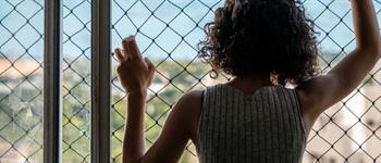 Caídas de ventanas: ¿Cómo elegir una malla de seguridad?