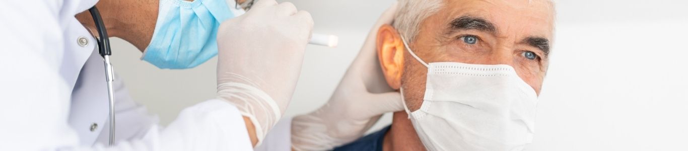 covid-19-y-problemas-al-oido Hombre en el otorrino por consecuencias de coronavirus