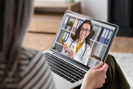 Mujer teniendo una teleconsulta con su médica