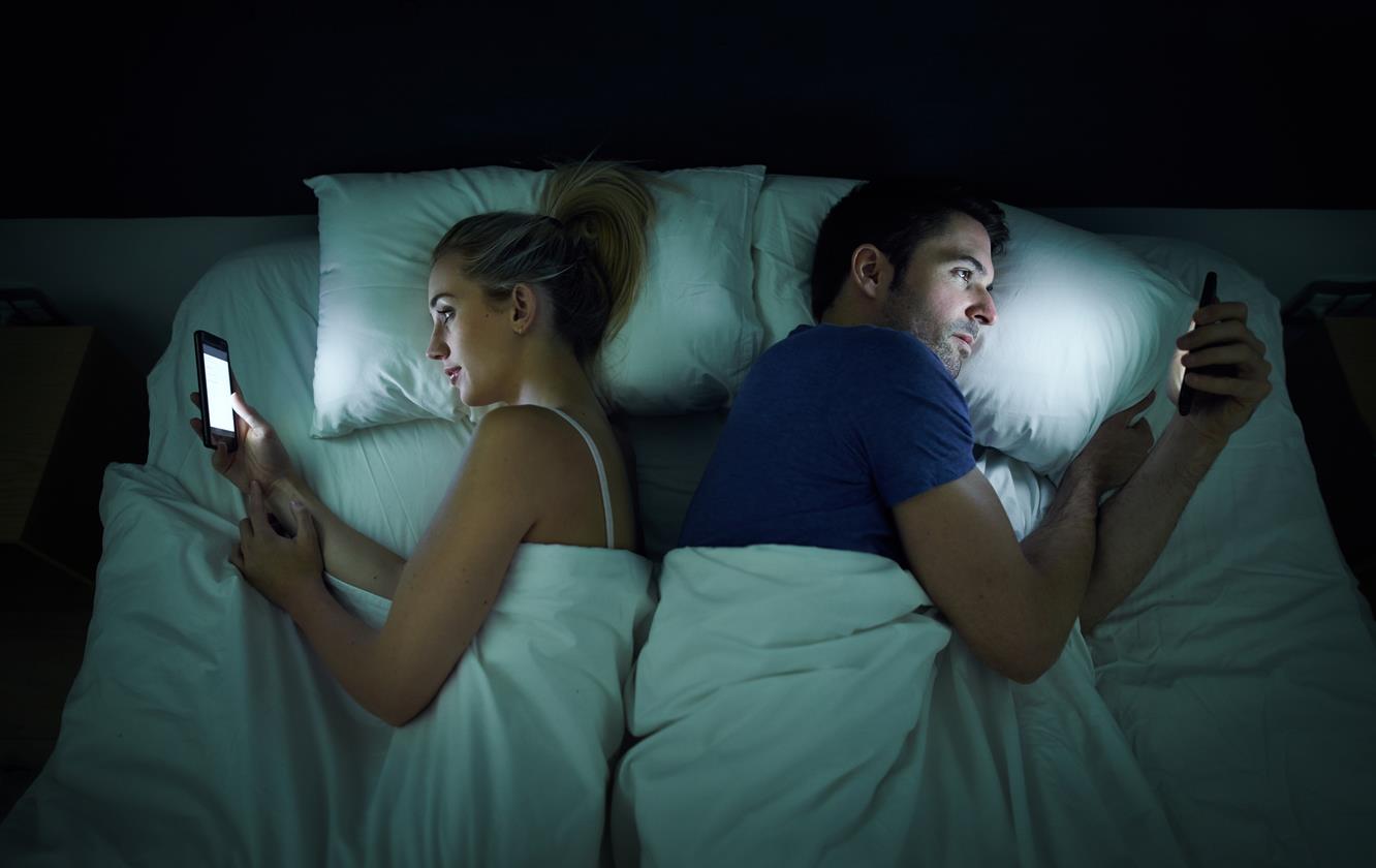 Amores en pantalla: cómo los smartphones y otros dispositivos móviles transforman nuestras conexiones