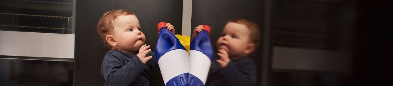 niño-consume-cloro Intoxicaciones por productos químicos: ¿Qué hacer si le ocurre a mi hijo?