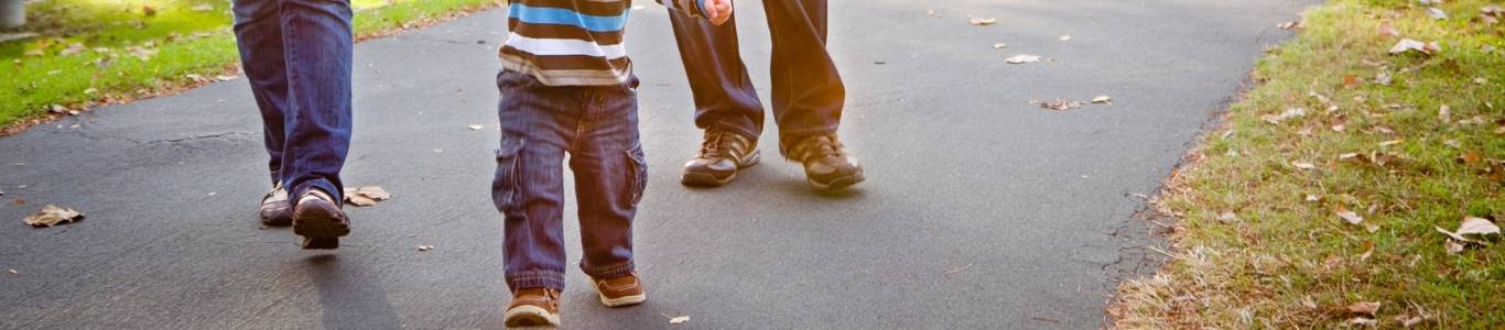 niño-que-cojea niño caminando con sus papas