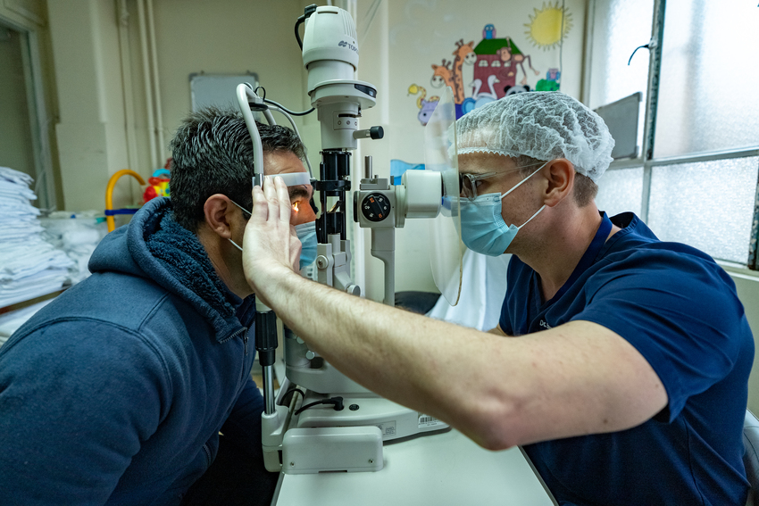 doctor-con-paciente-oftalmologico
