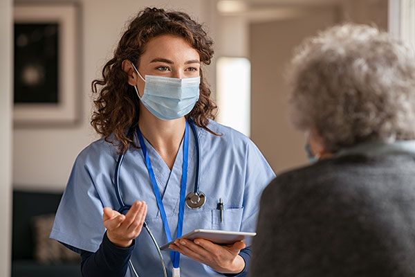 Doctor atendiendo paciente internacional
