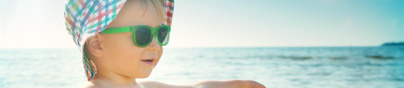 En verano los niños deben usar lentes de sol