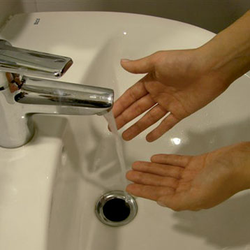 manos acercándose al agua para lavarse
