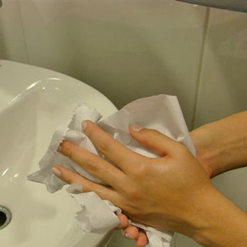 manos secándose con toalla de papel