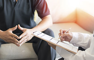 Centro_Prostata_Clinica_Alemana Hombre consultando con doctor