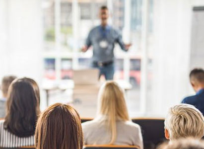 Profesor frente a alumnos