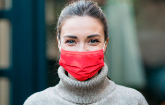 Mujer_Donante_Sangre Mujer con mascarilla roja