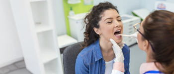 ¿Amigdalitis viral o bacteriana? Síntomas y tratamiento