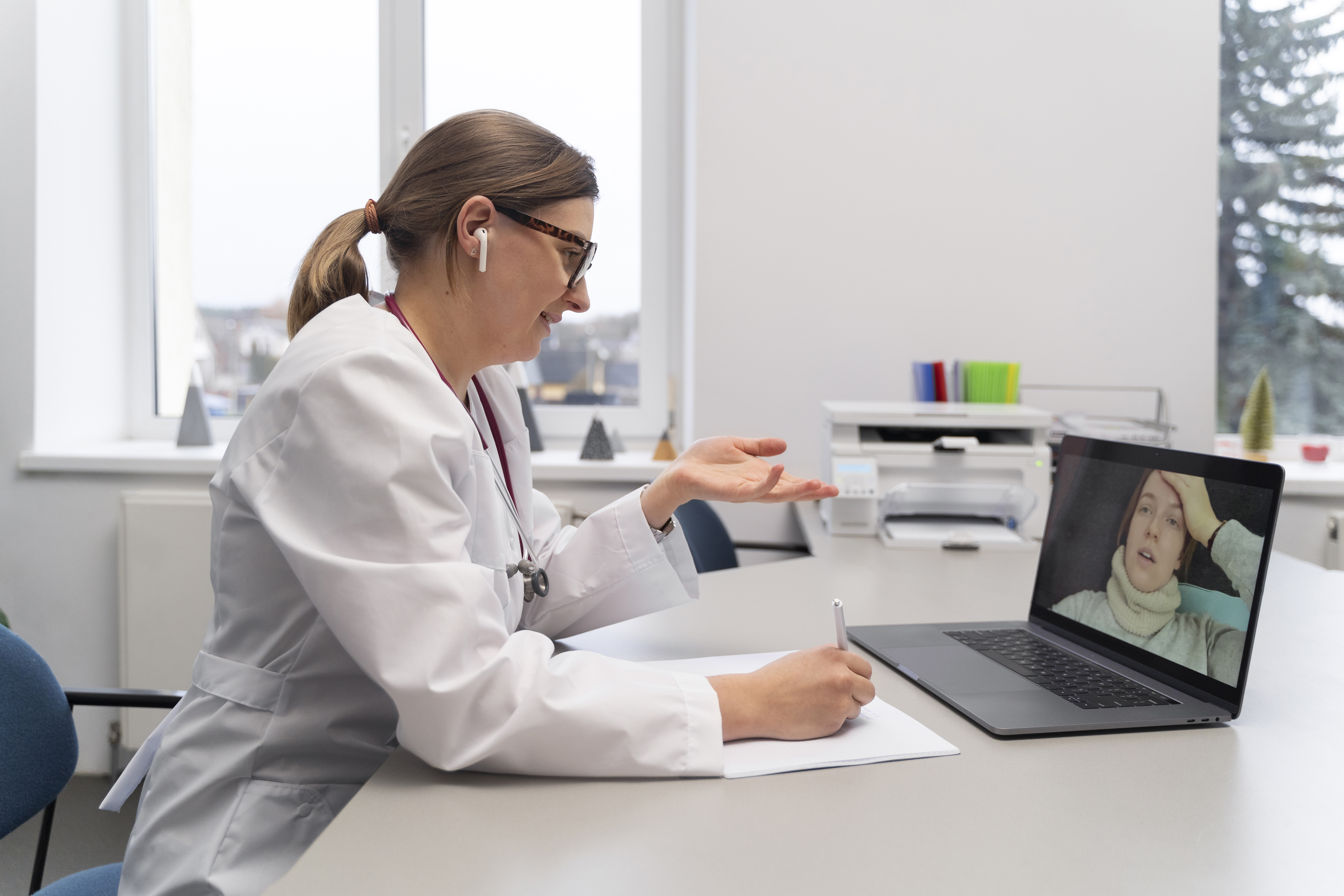consulta-de-teleurgencia-mediante-una-videollamada-con-un-medico