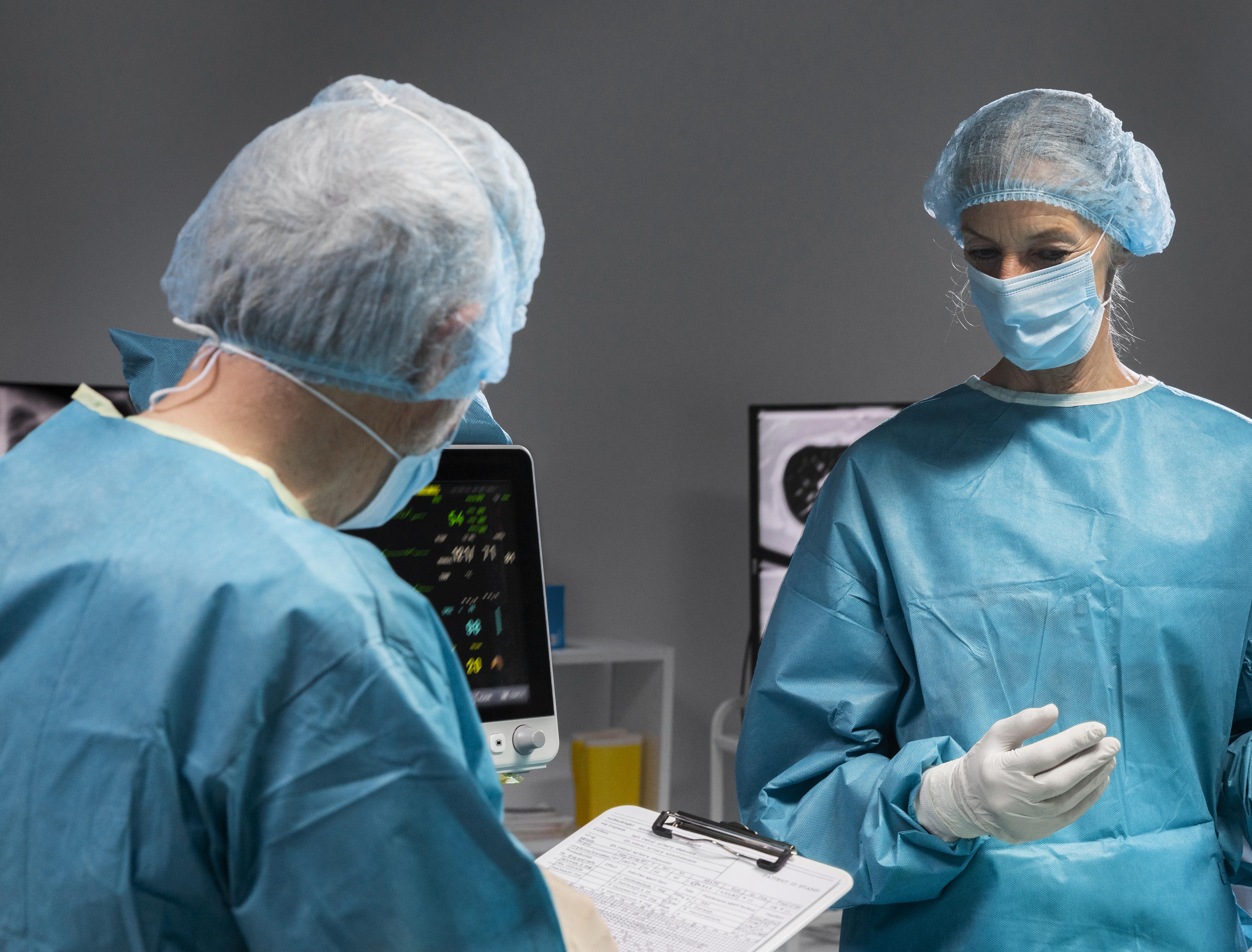 equipo-medico-realiza-una-evaluacion-preoperatoria-a-una-paciente