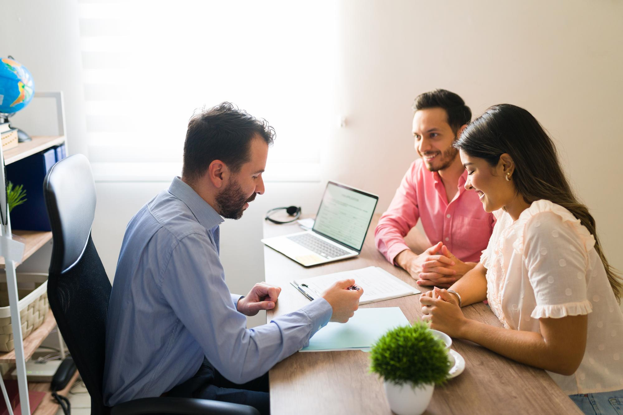 familia-consultando-beneficios-preventivos-de-su-plan-de-salud
