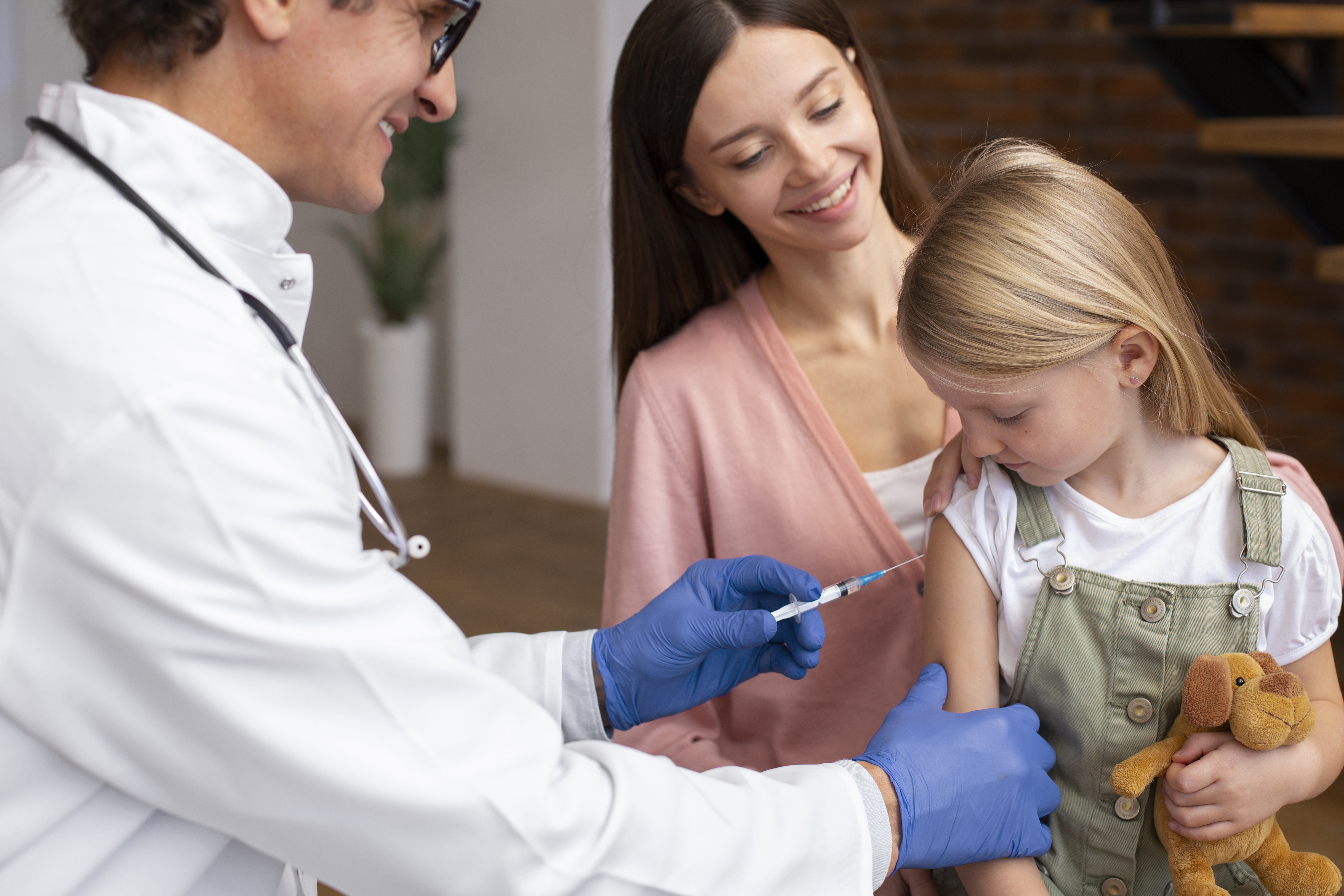 Familia consultando qué vacunas gratuitas le corresponden