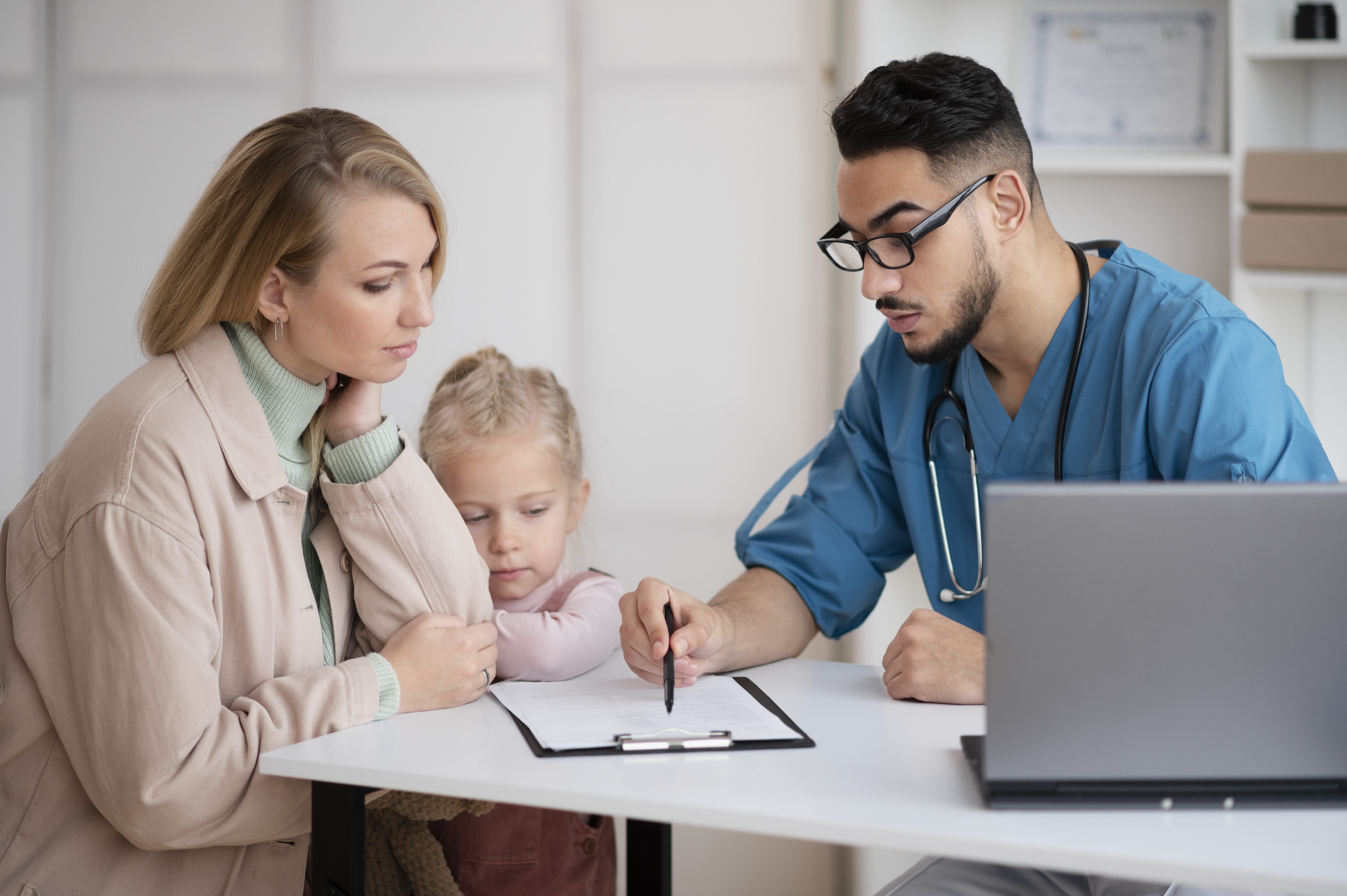 Familia revisando beneficios de salud preventiva en Isapre