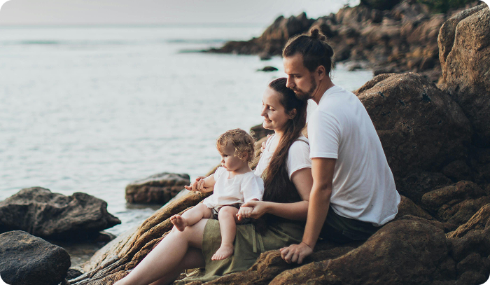 familia tranquila en la playa