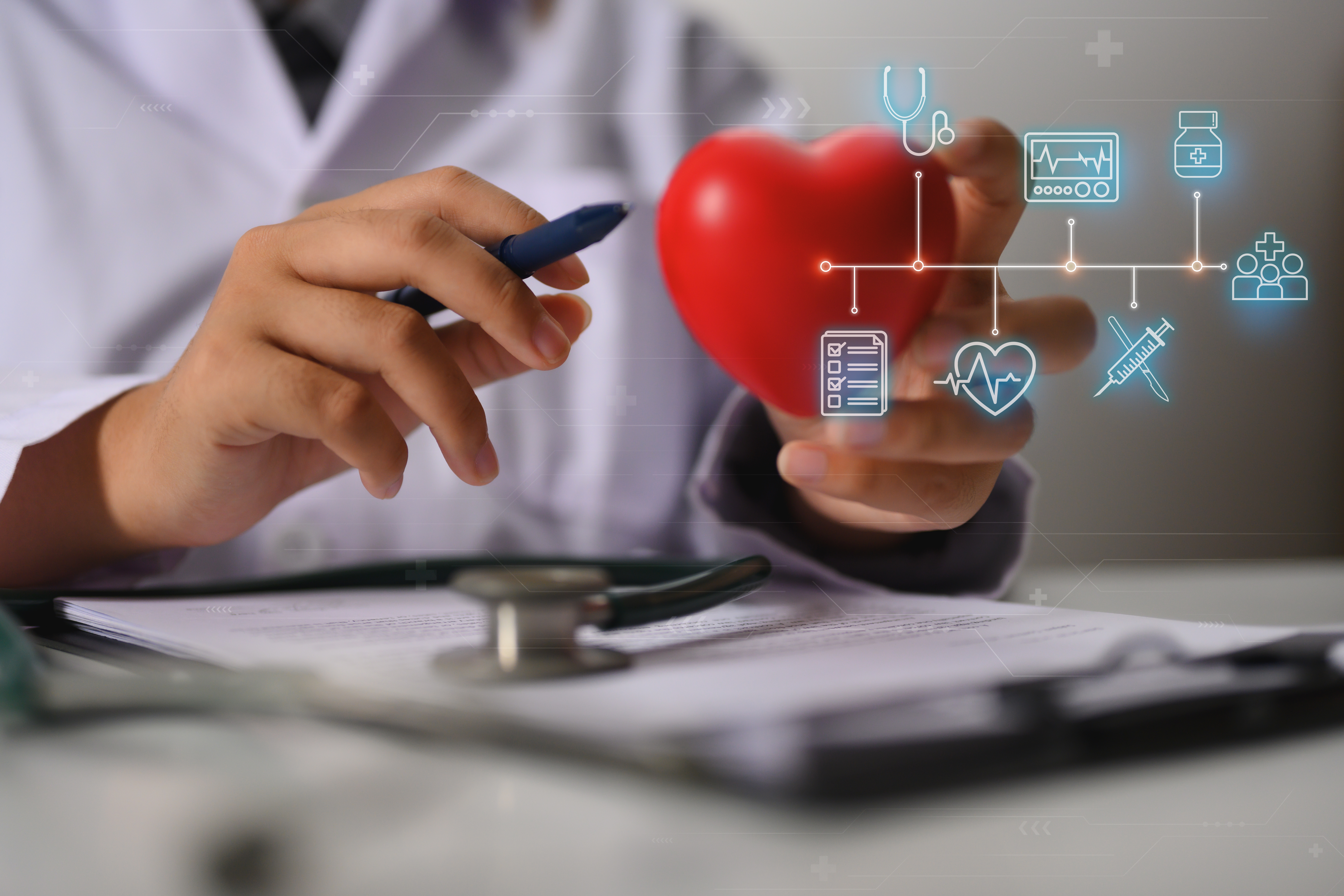 Mujer médica con un corazón en la mano y holograma que simboliza lo que cubre un plan de salud