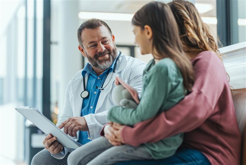 GettyImages-1930029432 Familia en evaluación preventiva preocupada por su diagnóstico médico