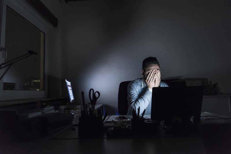 Persona en el trabajo con síndrome de burnout
