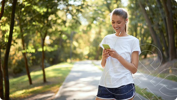 mujer en ropa deportiva se dirige a la maratón