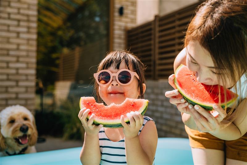 Mujer alimentándose con comida saludable