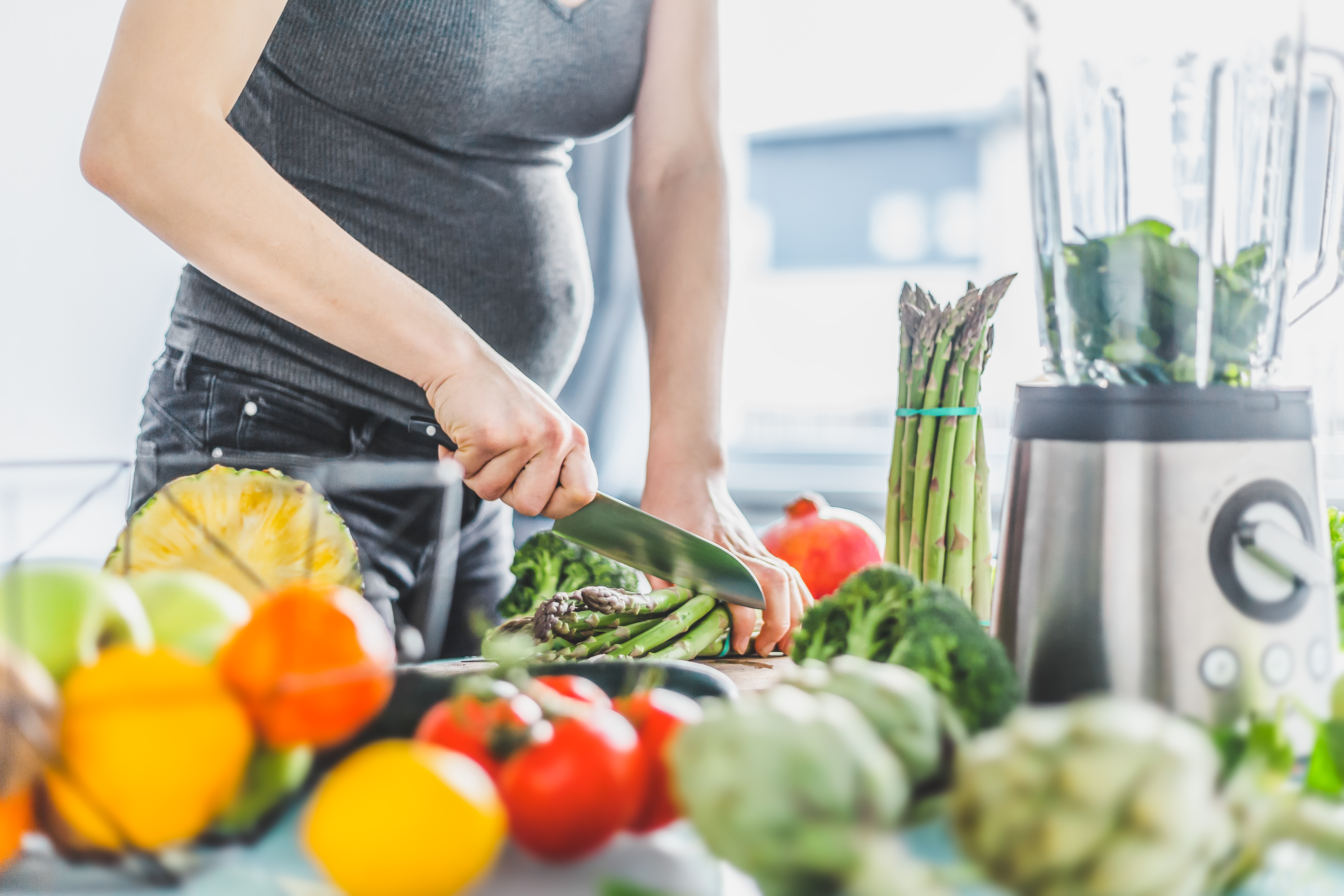 mujer-embarazada-preparando-una-comida-saludable