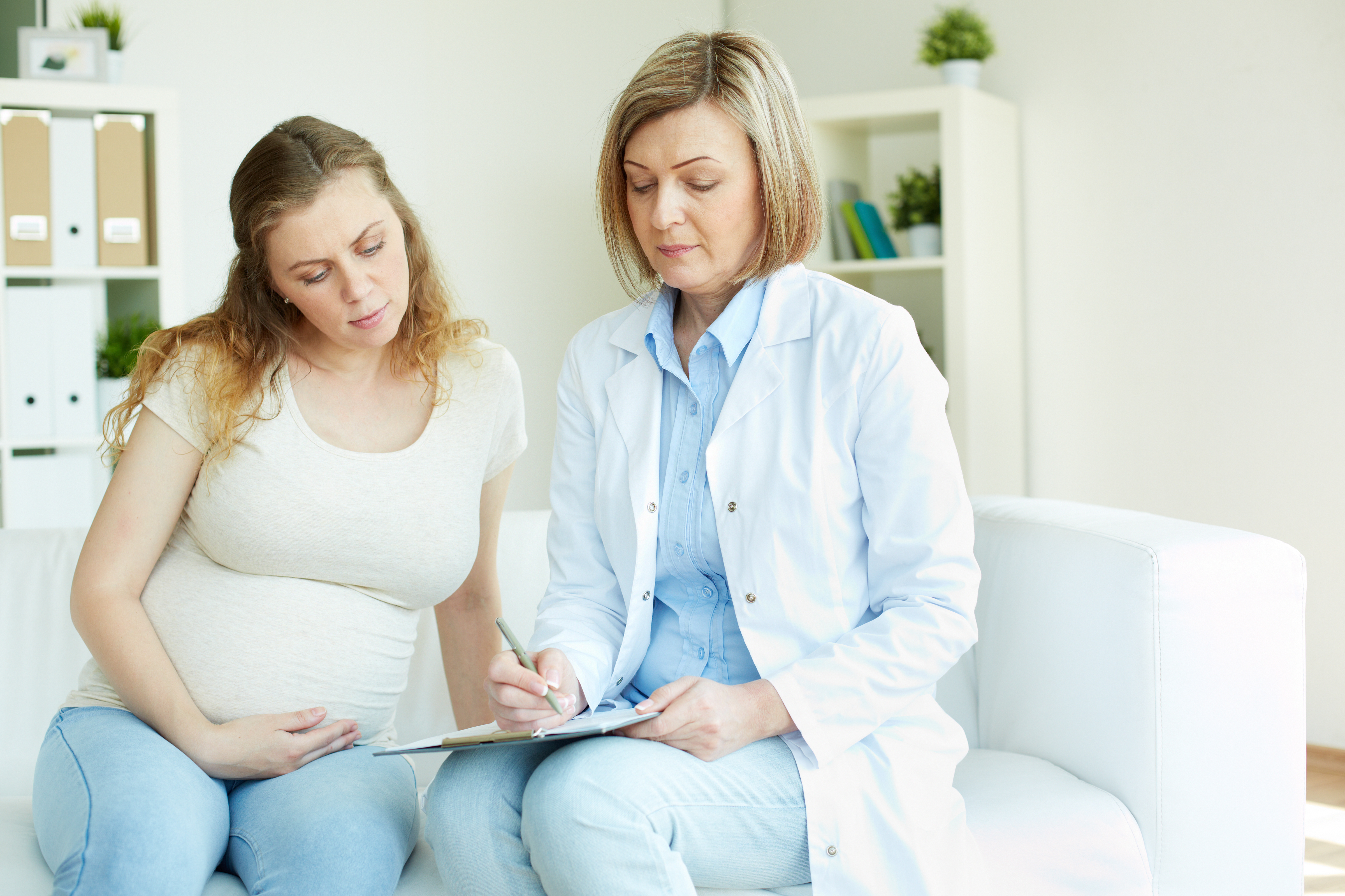 mujer-embarazada-recibiendo-orientacion-nutricional