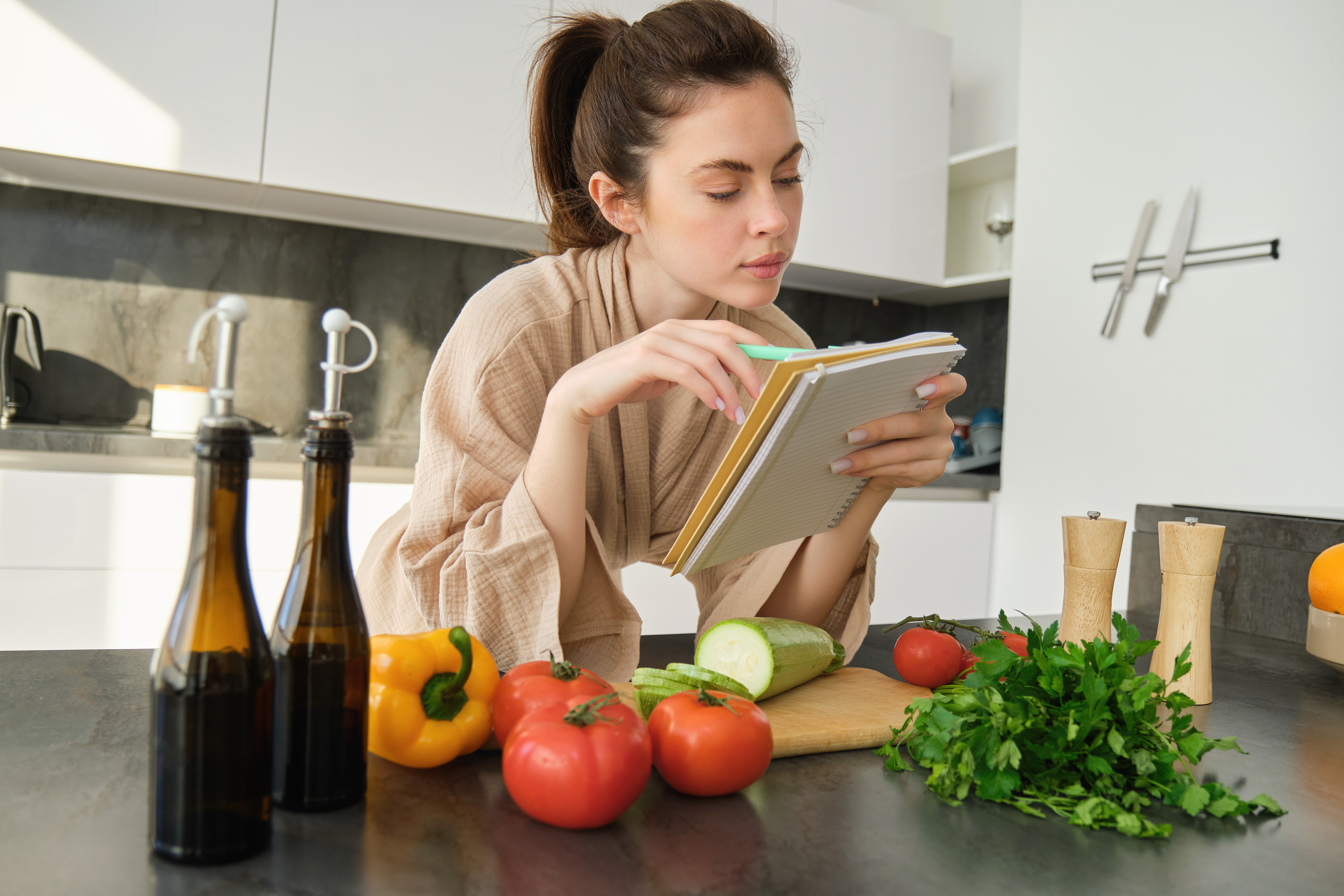 mujer-revisando-habitospara-cuidar-la-salud-del-corazon
