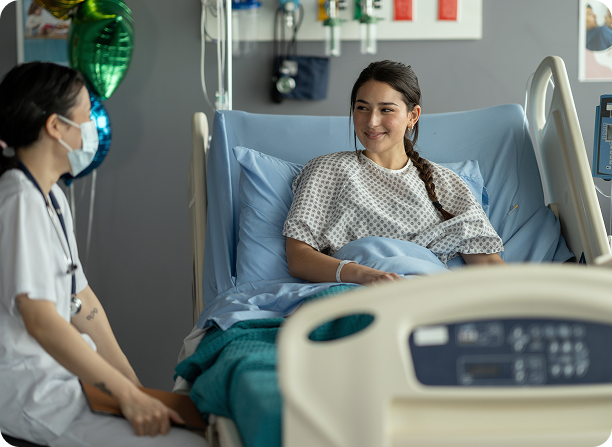 paciente en el hospital, siendo atendido  por su médico