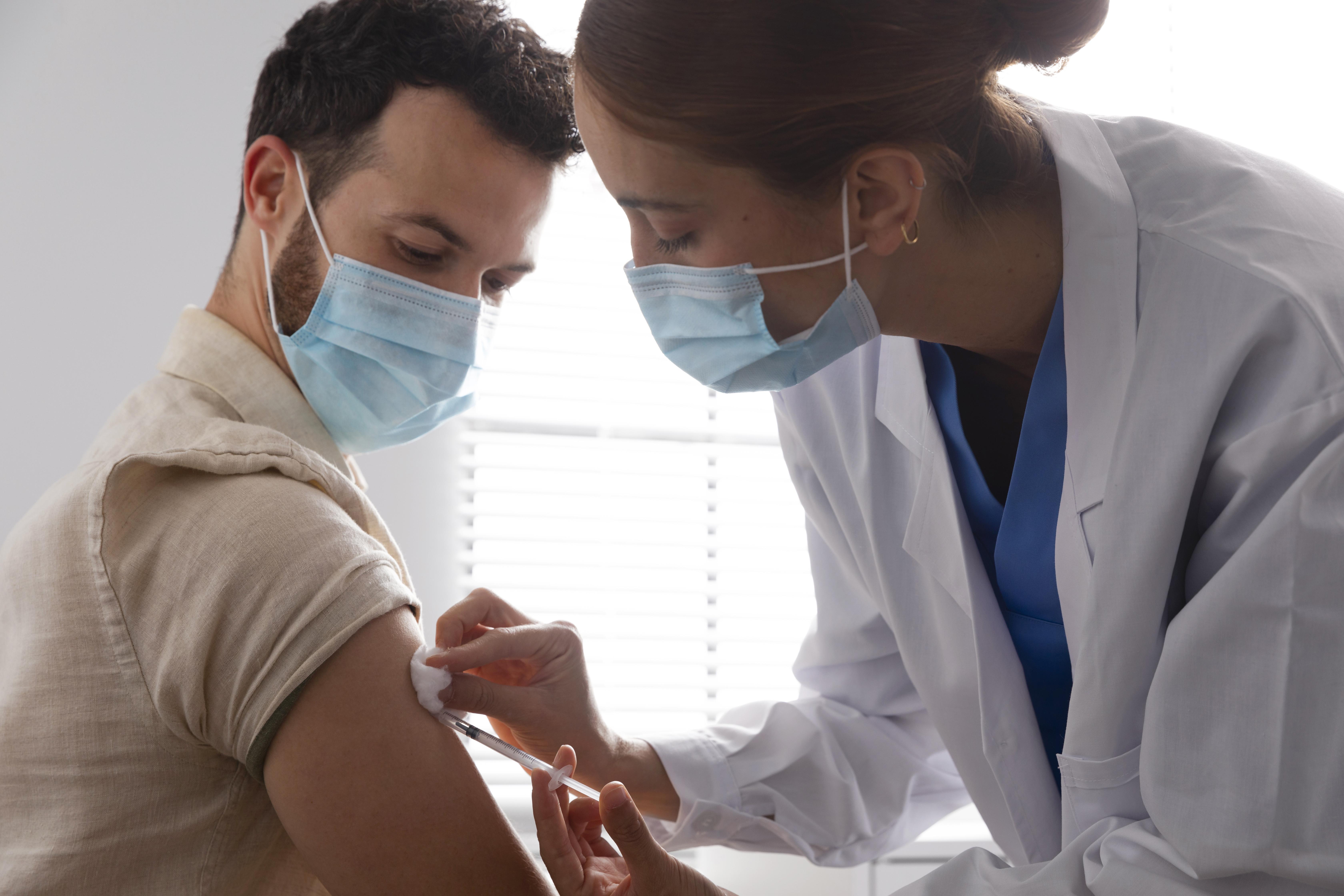 persona-recibiendo-la-vacuna-contra-la-influenza-durante-la-campana