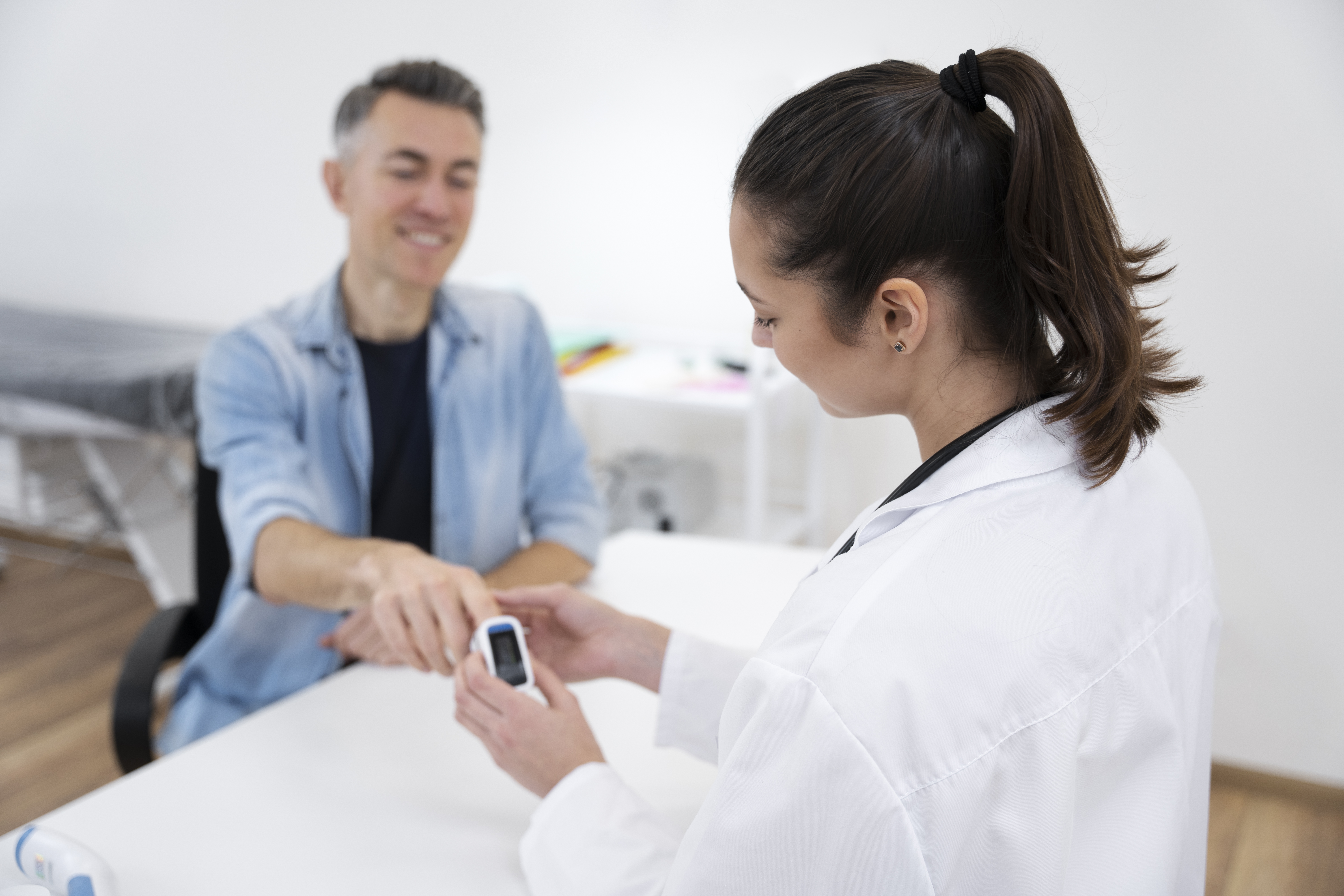 persona-revisando-suschequeos-preventivos-de-salud