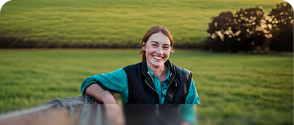 mujer sonriendo en un prado verde