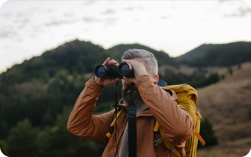 persona con binoculares observando el paisaje