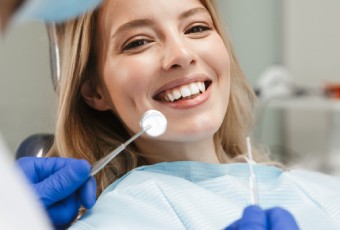 Joven sonriendo en el dentista