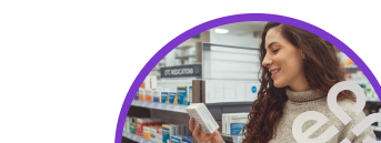 Mujer revisando medicamentos en farmacia