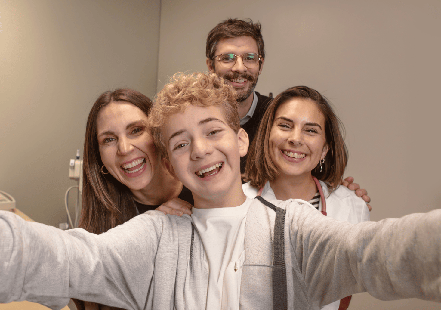 Doctor y grupo familiar