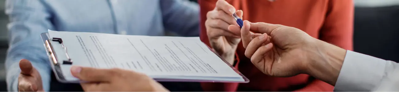 Firma de documentos en consulta médica, gestión de cobertura y activación de seguro de salud.