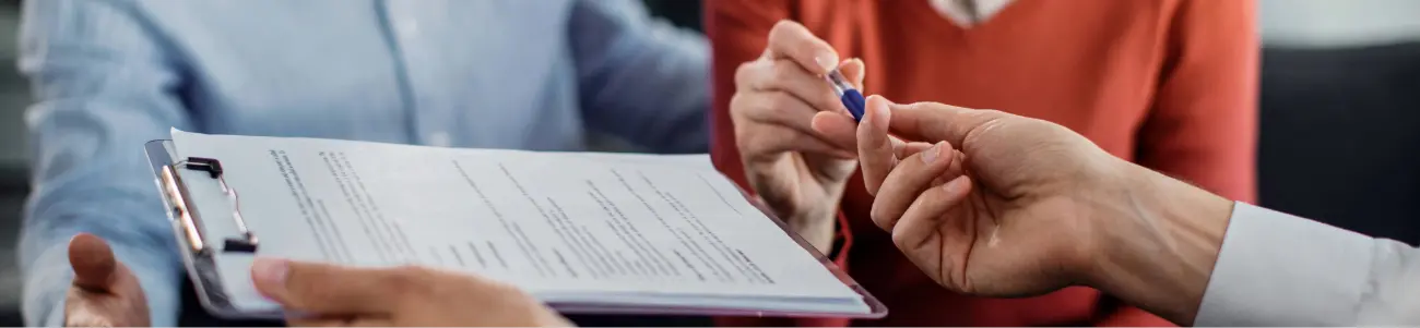 Firma de documentos médicos para contratar un seguro de salud antes del invierno y contar con cobertura preventiva.