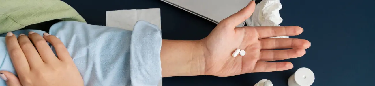 Paciente con pastillas, imagen asociada a condiciones médicas preexistentes y cobertura en seguros de salud.