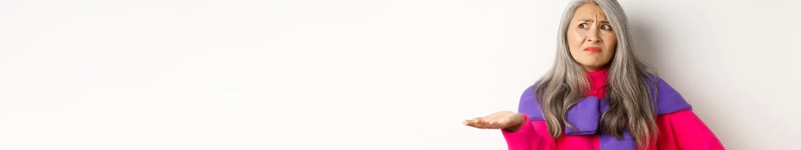 Mujer en etapa de menopausia mostrando expresión de incomodidad, asociada a cambios hormonales y síntomas frecuentes.