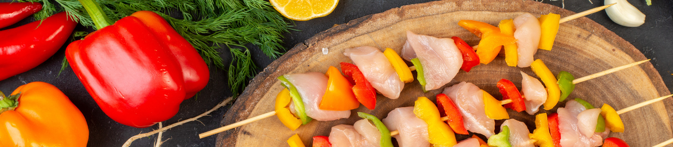 Brochetas de pollo, opción de picoteo saludable para Fiestas Patrias, recomendada por Alemana Seguros para disfrutar con equilibrio y bienestar