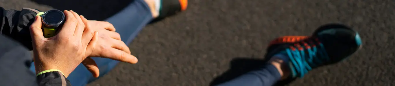 hombre-realizando-ejercicio Persona revisando su reloj deportivo tras entrenar, símbolo de retomar el ejercicio y cuidar la salud.