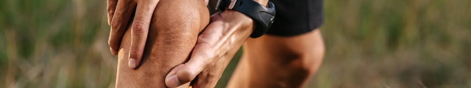 Dolor en la rodilla asociado a la artritis, una afección que puede intensificarse en la temporada de invierno.